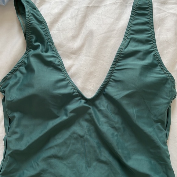 Green one piece swimsuit - Picture 4 of 5